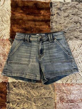 Vervet Non-Distressed Trouser Hem Patch Pocket Jean Shorts. Style T6447.